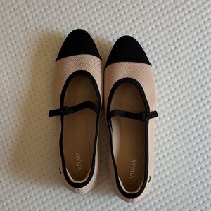 VIVAIA Women's Black and Cream Flats